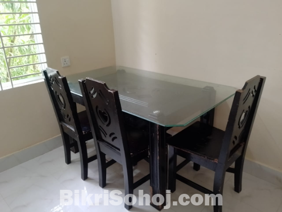 ডাইনিং টেবিল